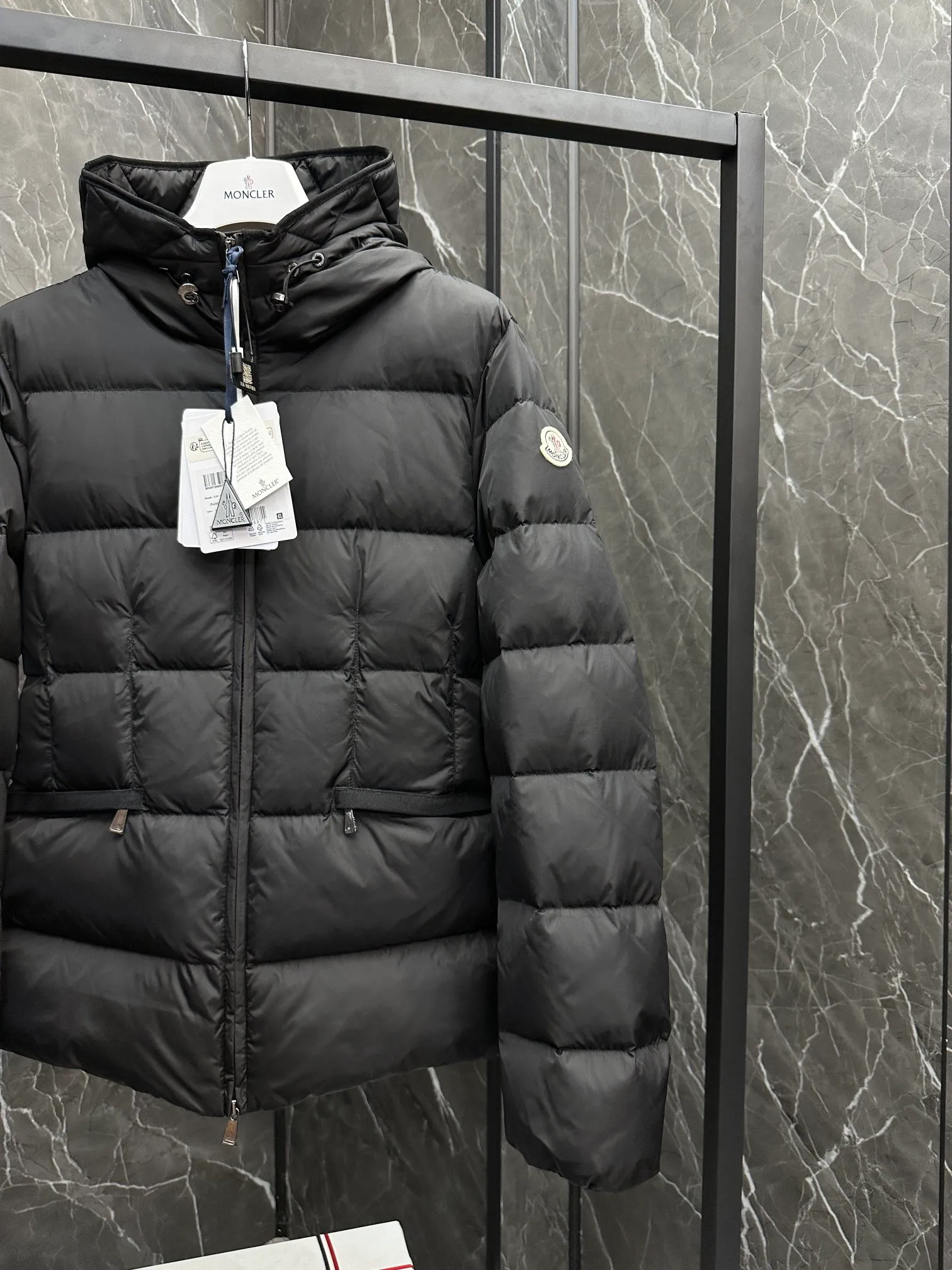 ⬆️Moncler Avoce .⚠️ , . . . , , NFC . 🎁 Avoce ， Series 。 Avoce ， Moncler Series 。 ， longue saison ， 。 • •Longue saison • • • • • • Size : 1-4 Black White D 6460098500